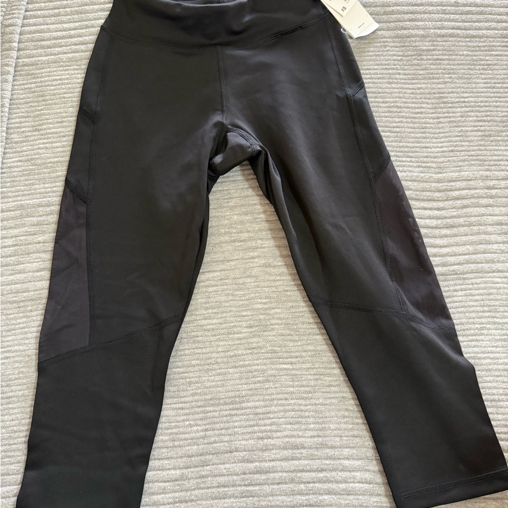 Black Capri-Length Leggings with Stretchy Fabric